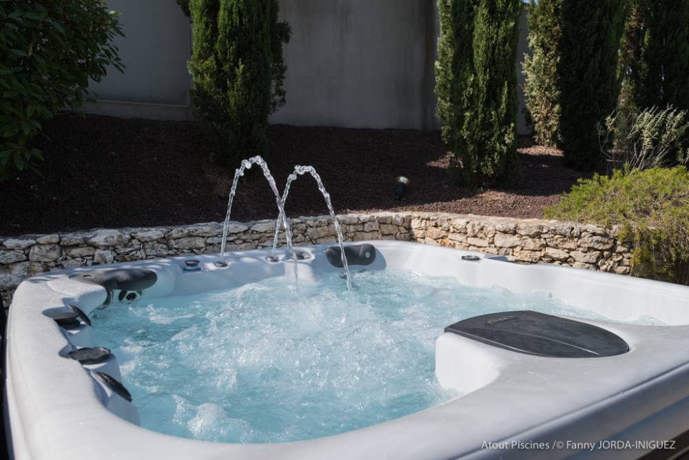 spa avec jets d'eau extérieurs